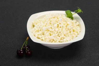 Taze kaymak tabaktaki taze kaymak. Naneli ve vişneli.