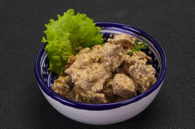 Kremalı ve kuru domatesli tavuk ciğeri kekik servis edildi.