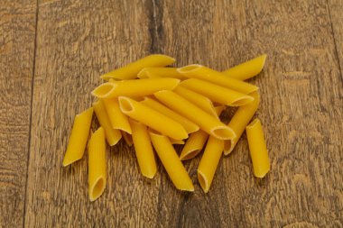 Çiğ makarna kaseye hazır.