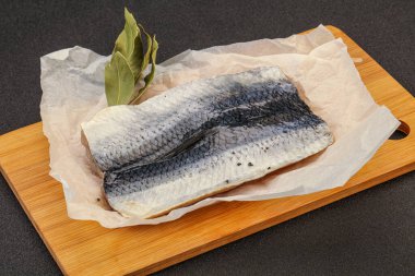 Güvertede deri ve baharatlı ringa filetosu.