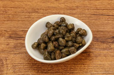 Kasede salamura edilmiş kapari.