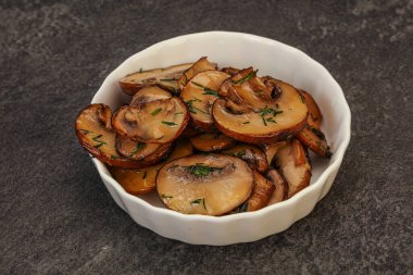 Kavrulmuş şampiyon, kasede otlar ve baharatlar var.