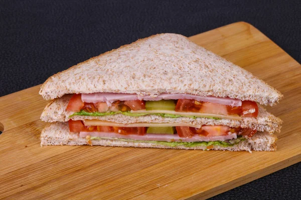 Club Sandwich Mit Schinken Käse Salatblättern Tomaten Und Eingelegten Gurken — Stockfoto