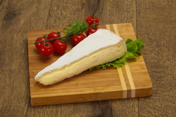 Triângulo Queijo Brie Servido Folhas Salada — Fotografia de Stock