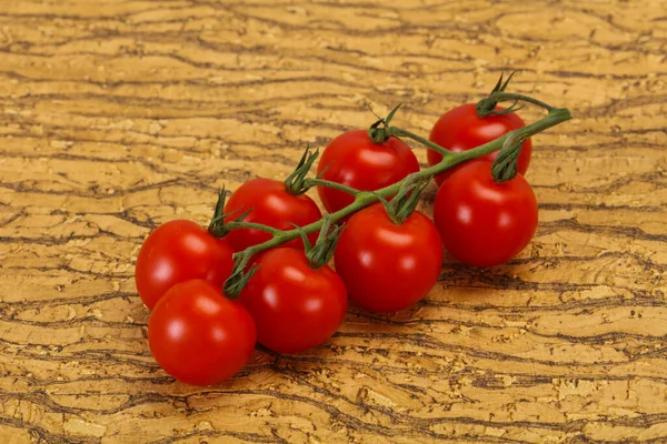 在树枝上煎熟好吃的西红柿 — 图库照片