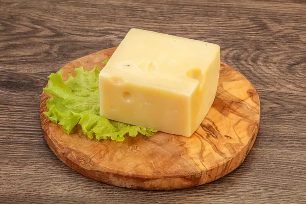 Queijo Emmental Sobre Tábua Madeira Servida Salada — Fotografia de Stock