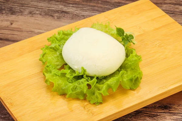 Bola Queijo Mozzarella Italiana Sobre Bordo — Fotografia de Stock