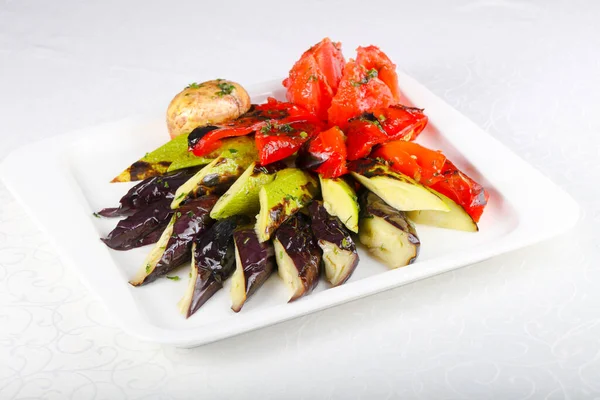 Assiette Légumes Grillés Sur Fond Blanc — Photo