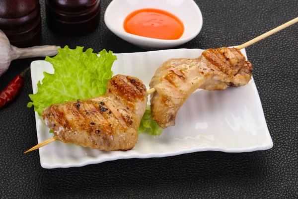 Spiedino Ali Pollo Con Salsa Piccante — Foto Stock