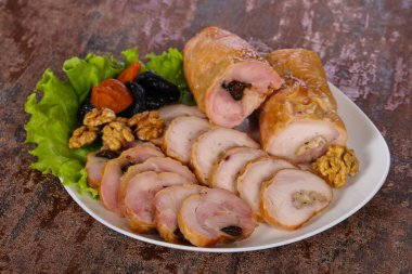 Lezzetli Tavuk ahşap arka planda yuvarlanıyor