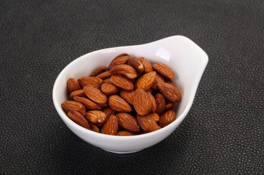 Kavanozda badem ezmesi