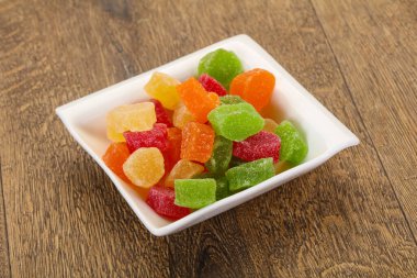 Tatlı meyve yığını kasede