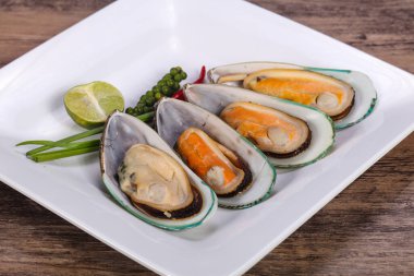 Limonlu ve yeşil biberli yarım midye.