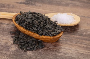 Lezzetli kavrulmuş ayçekirdeği yığını yenmeye hazır.