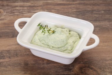 Bitki ve sarımsaklı süzme krema.