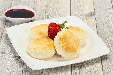 Reçelli krep ve naneli çilek.