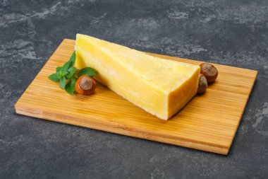 Parmesan peyniri. Fesleğen ve fındık.