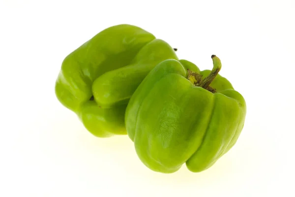 Due Peperoni Verdi Isolati Sfondo Bianco — Foto Stock