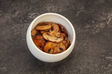 Kavrulmuş şampiyon, kasede otlar ve baharatlar var.