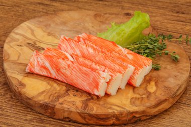 Yengeç çubukları güvertede salata yaprağı servis etti