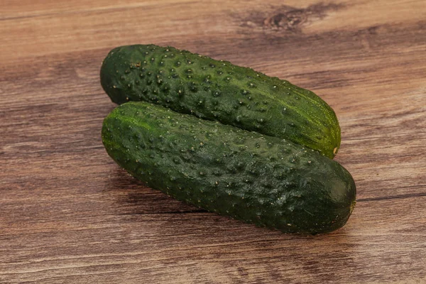 Grüne Frische Zwei Gurken Über Dem Hintergrund — Stockfoto