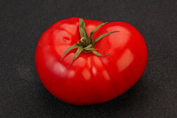 Reife Leckere Rote Große Tomate Über Dem Hintergrund — Stockfoto