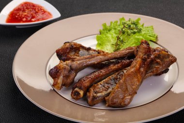 Kavrulmuş domuz kaburga sos ile