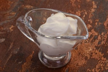 Süt ürünleri - Kaseye ekşi krema