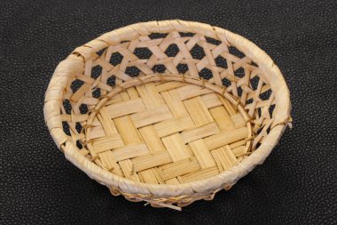 Boş hasır kase siyah arka plan üzerinde