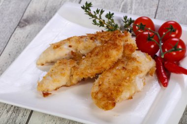 Kızarmış altın çıtır tavuk nuggetları. 