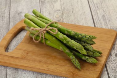 Ahşap tahtanın üzerine çiğ kuşkonmaz yığını