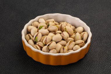 Fıstık ezmesi kabın içinde.