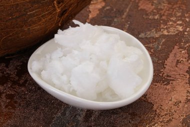 Kâsede hindistan cevizi yağı var.