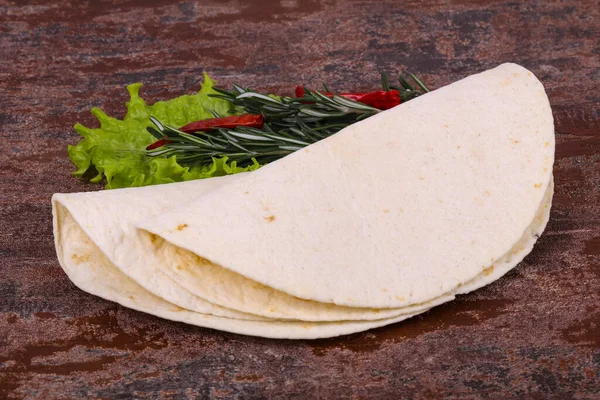 Leere Hausgemachte Tortilla Serviert Salatblätter — Stockfoto