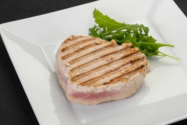 Gegrilltes Thunfischsteak Serviert Rucola Salat — Stockfoto