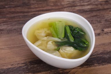 Bitki ve baharatlı geleneksel Asya Wonton çorbası.