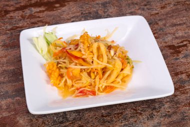 Papaya ve karidesli Tayland salatası.