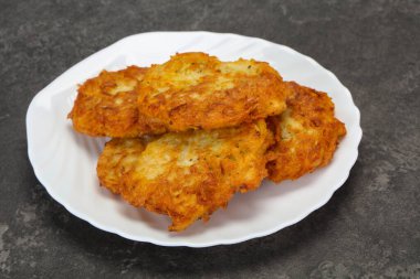 Kavrulmuş birkaç patates gözlemesi kasede