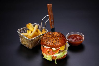 Sıcak lezzetli ve sulu burger kızartma patates servis