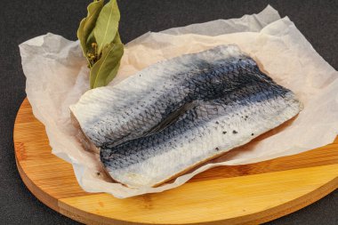 Güvertede deri ve baharatlı ringa filetosu.