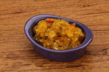 Salatalık ve hardal tohumlu sos.