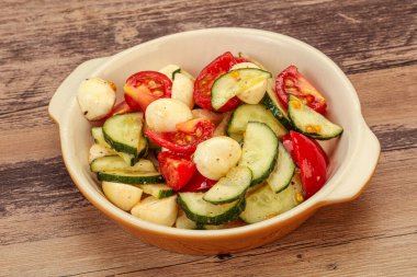 Sebzeli salata ve mozarlla peyniri.