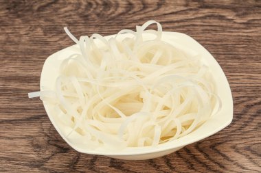 Haşlanmış pirinç eriştesi pişirmeye hazır.