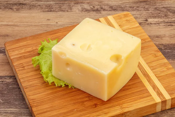 Emmentaler Kaas Houten Plank Geserveerd Salade — Stockfoto