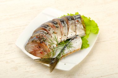 Salata yaprakları üzerinde baharatlı füme Scomber.