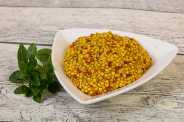 Geleneksel dijon hardalı fesleğen yaprağı servis eder.