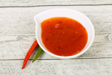 Tatlı ve baharatlı biber sosu kasede