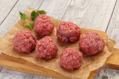 Ahşap zemin üzerinde çiğ köfte pişirmeye hazır.