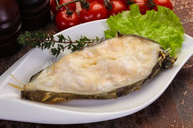 Salata yapraklı fırında kurt bifteği.