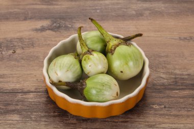 Asyalı küçük yeşil patlıcan - pişirmeye hazır